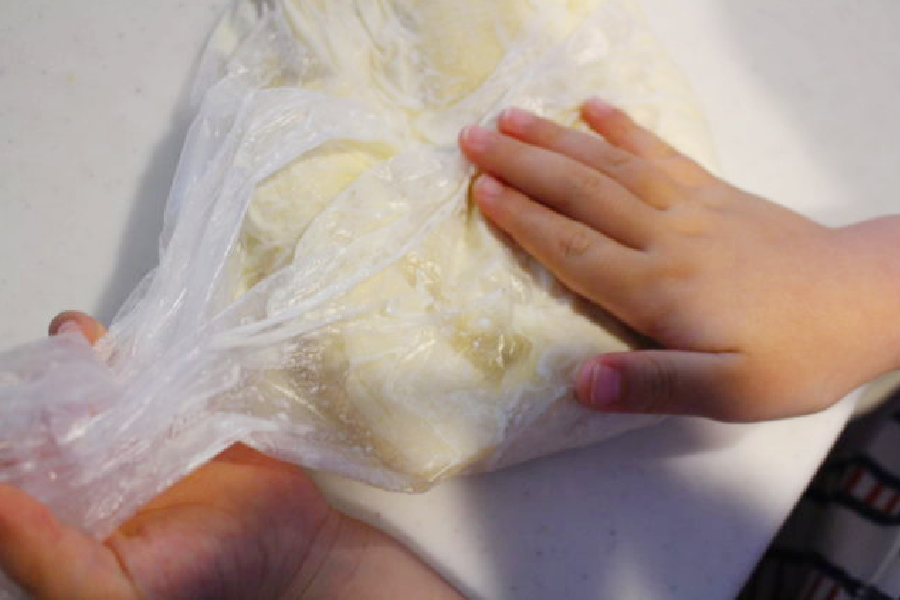 画像：バナナは皮をむき、ポリ袋に入れ、袋の上から手で押してつぶす