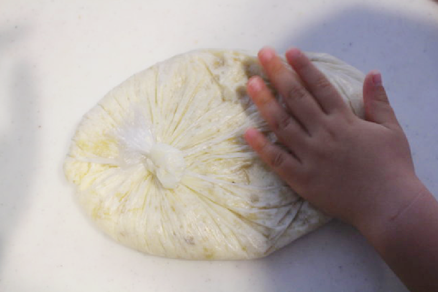 画像：バナナがなめらかになったら空気を抜き、袋の口を閉じる