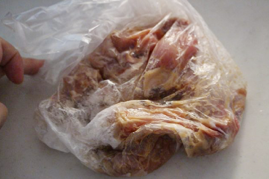 画像：鶏モモ肉は3センチ角に切り、ポリ袋に入れ、調味料を入れ袋の上から手で揉む