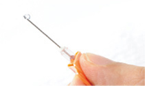 画像：一度針を抜き、止血します。注射器のプランジャーロッドを少し押し、針先から薬液がスムーズに出るかを確認します